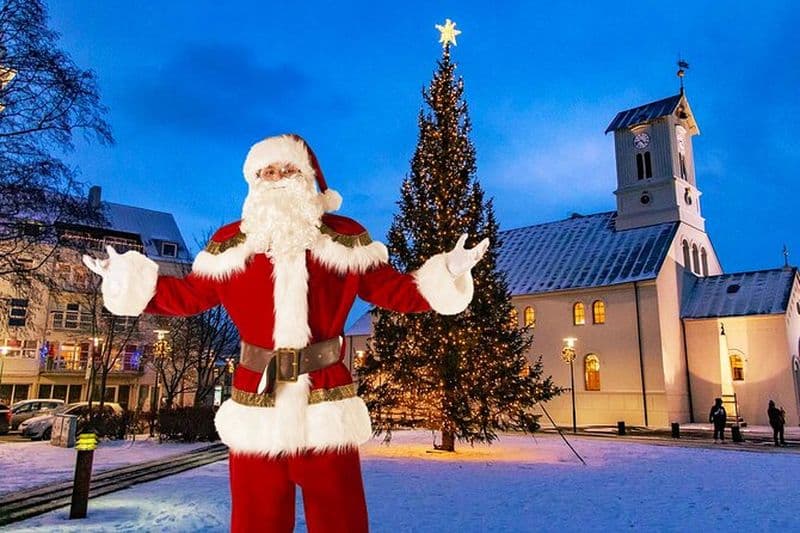 Cercle d'or de Noël avec Père Noël et chocolat chaud.