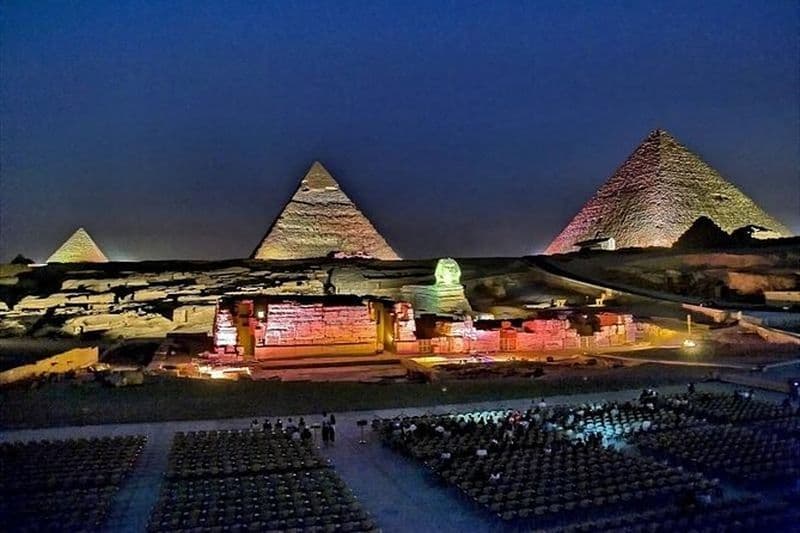 Spectacle son et lumière aux pyramides de Gizeh