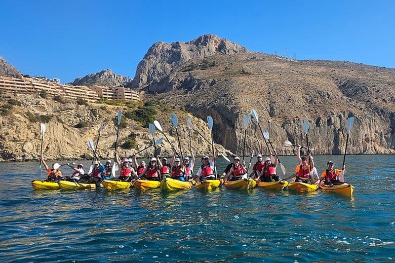 Faites du kayak à travers Morro de Toix et Cueva dels Coloms