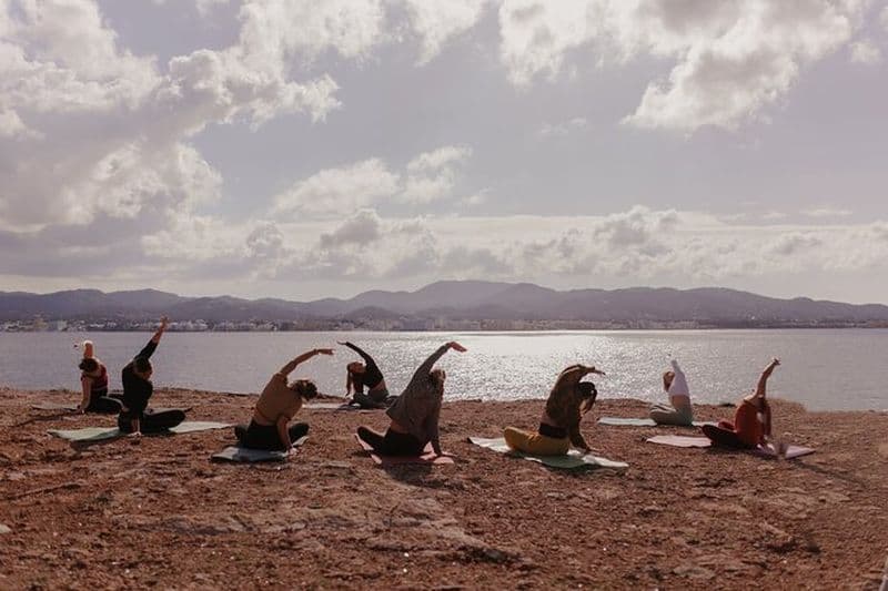 Expérience de yoga et eaux cristallines à Secret Cove à Ibiza