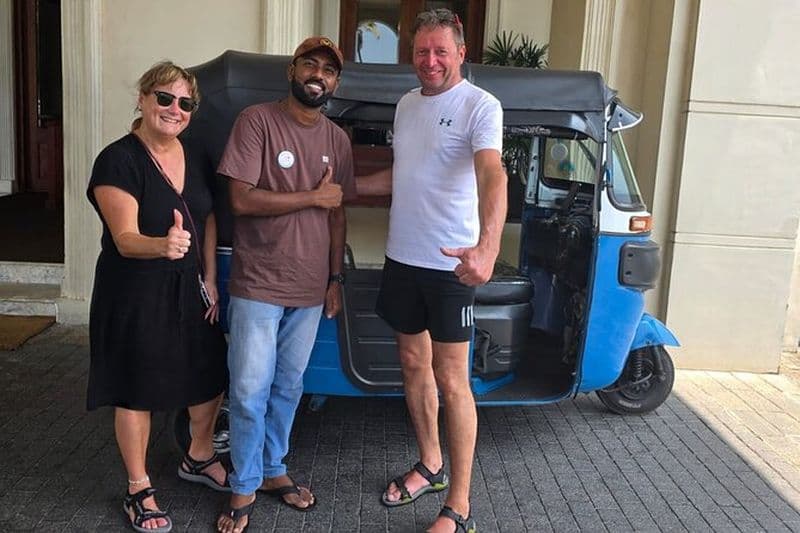 Explorez Colombo by Tuk Tuk & Scooty – Tous droits d’entrée inclus