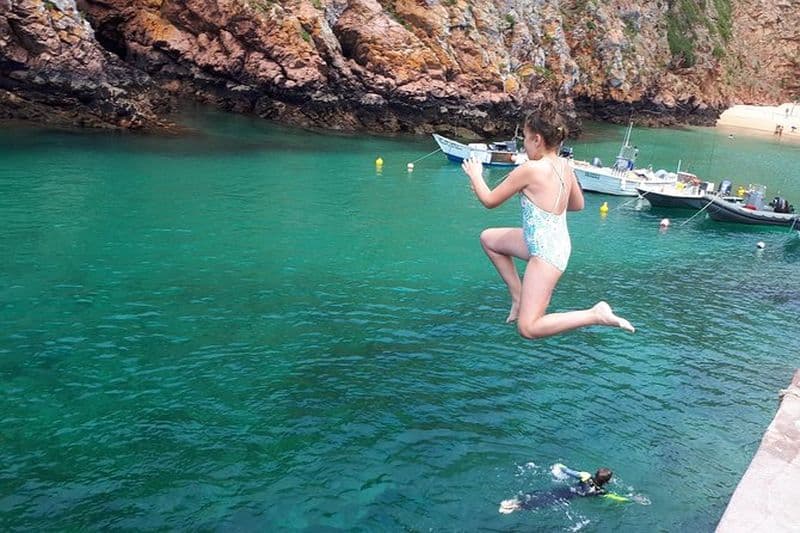Bateau et kayak dans la réserve naturelle de Berlenga
