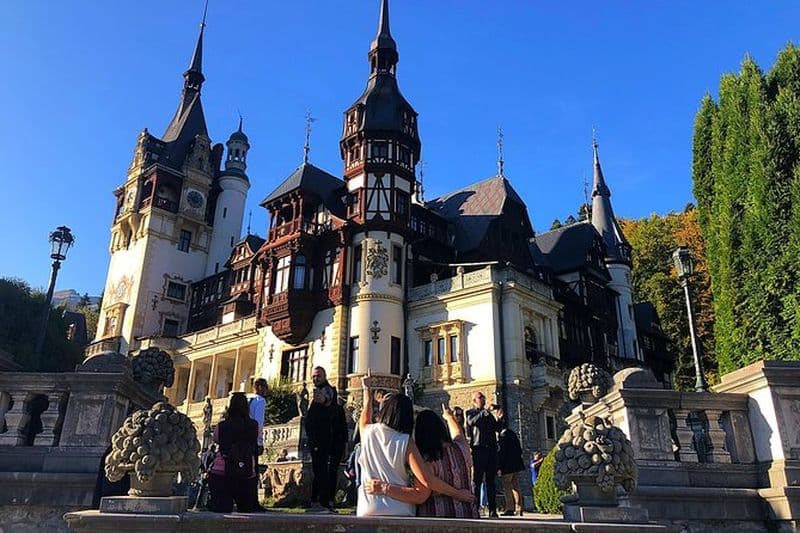 Le château de Peles, le château de Bran (Dracula) et la citadelle de Rasnov depuis Brasov