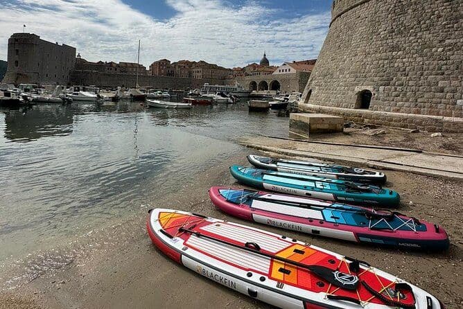 Paddle Board dans le coucher du soleil de Lokrum Island