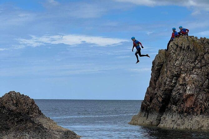 Coasteering Adventure à Portknockie et Bow Fiddle Rock