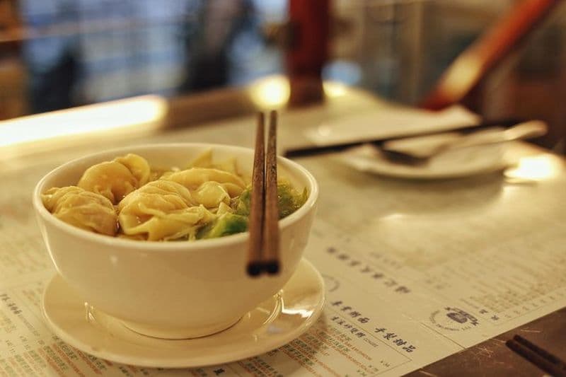 Noodle secret et Wonton dans les allées de Shanghai avec de la bière locale