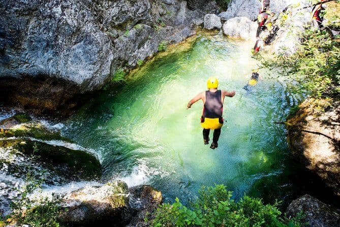 Activité de trekking sur le mont Olympe dans la rivière Orlias