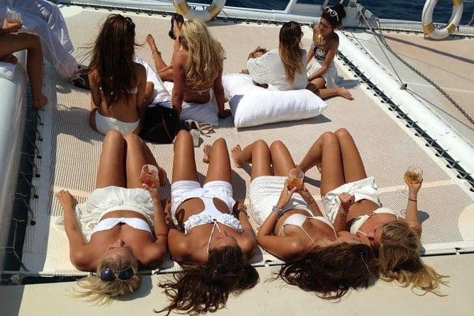 Excursion en catamaran avec d'autres groupes le long de la Costa Brava. Les samedis.