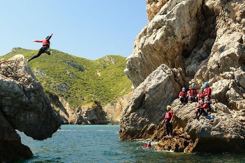 Coasteering au Parc Naturel d'Arrábida (région de Lisbonne)