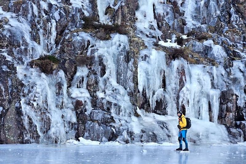 Patinage nordique sur un lac gelé à Stockholm