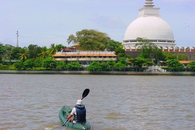 Le passage mystique à travers la rivière Noire en canoë - Rathnapura