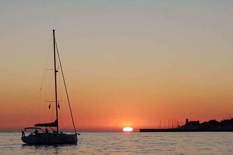 Cascais Croisière privée de luxe au coucher du soleil 2h avec un verre