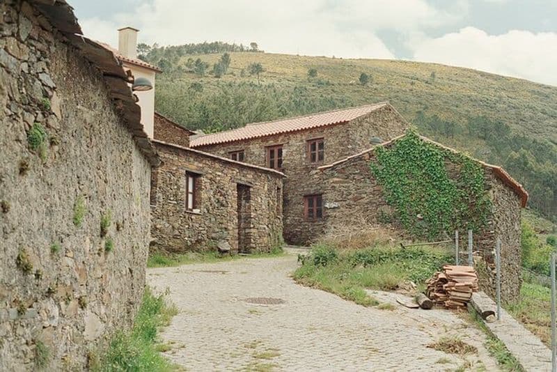 Randonnée privée dans la nature et le village à Aigra Nova