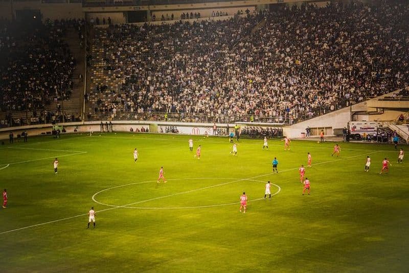 Vivez un match de football à Lima avec un guide local et un transport