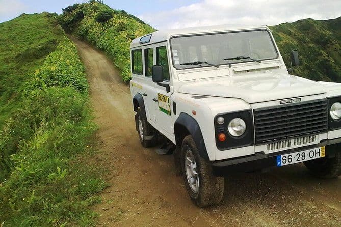 Explorez les merveilles de Sete Cidades & West side en Jeep Tour