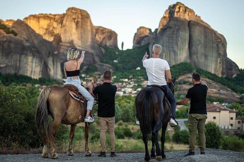 Promenade à cheval mystique au coucher du soleil dans les Météores : aventure d'une heure