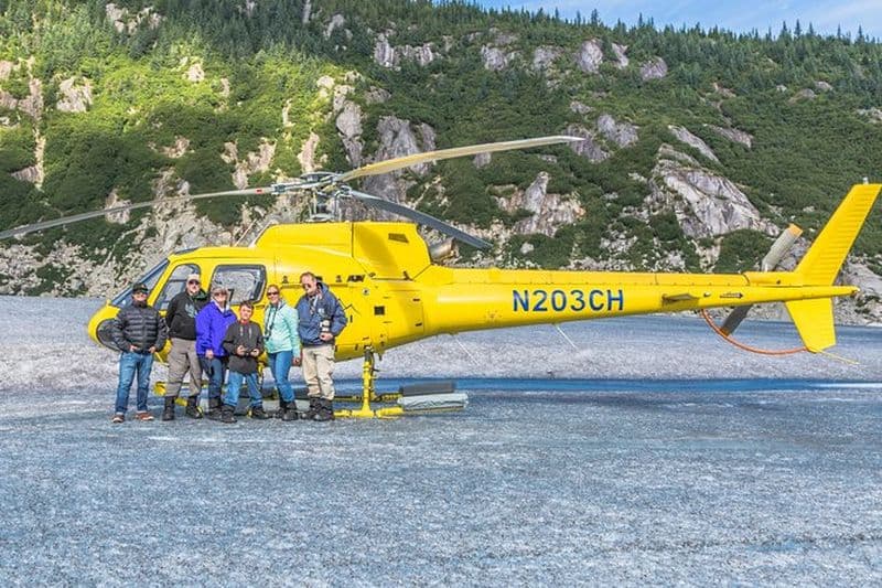 Excursion sur le littoral de Juneau : tour en hélicoptère et promenade guidée dans les champs de glace