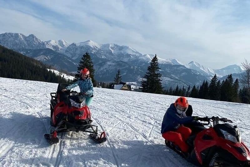 Excursion d'une journée complète aux thermes de Zakopane en motoneige au départ de Cracovie