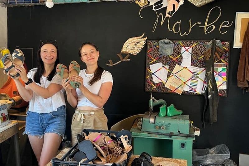 Faire des sandales grecques antiques en cuir et temple touristique de Poséidon