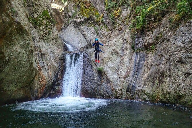 Perpignan Canyoning Aventure avec des toboggans et des sauts épiques