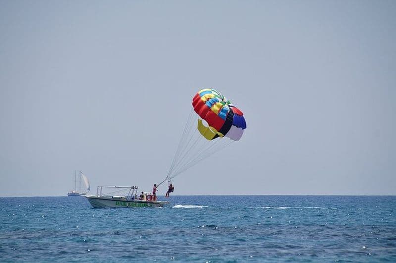 Santorin : expérience de vol en parachute ascensionnel à Black Beach