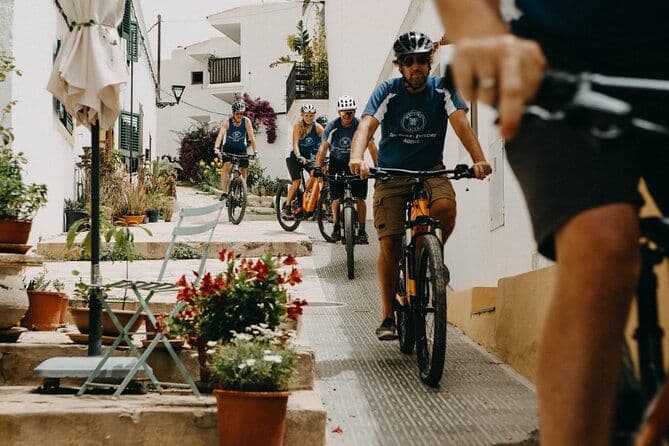 Visite en vélo électrique de la ville d'Ibiza et de ses environs (départ du port)