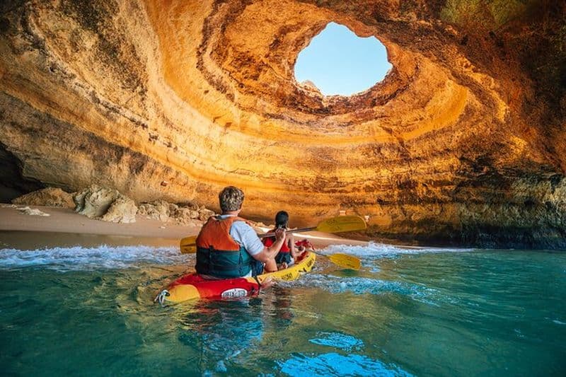 Kayak dans la grotte de Benagil avec la 1ère compagnie d'excursion en kayak