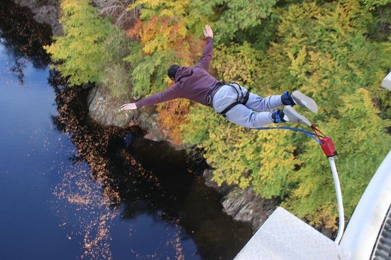 Saut à l'élastique de 40 mètres dans la magnifique vallée de Killiecrankie, en Écosse