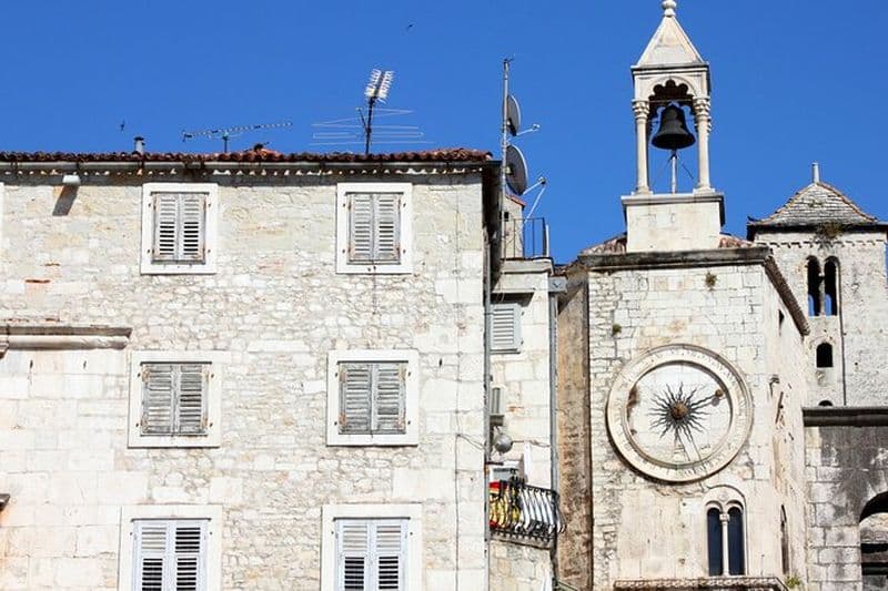 Chasse au trésor divisée et visite autoguidée des points forts