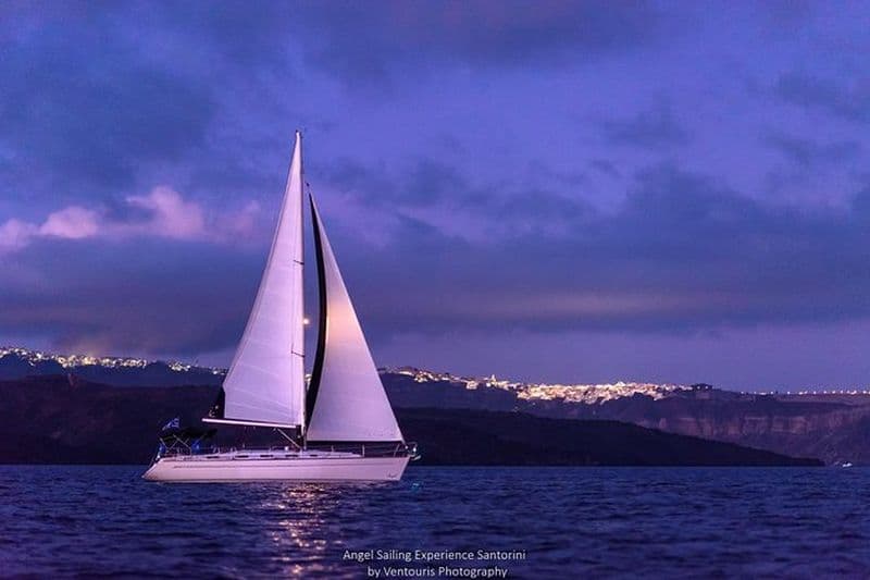 Excursion privée à la voile au coucher du soleil à Santorin avec dîner, boissons et transfert inclus