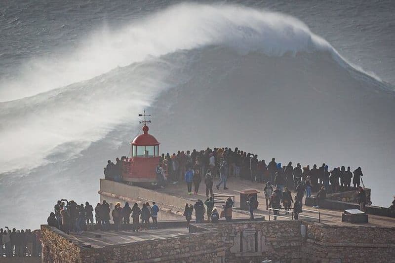Rencontrez un surfeur professionnel de grosses vagues à Nazaré