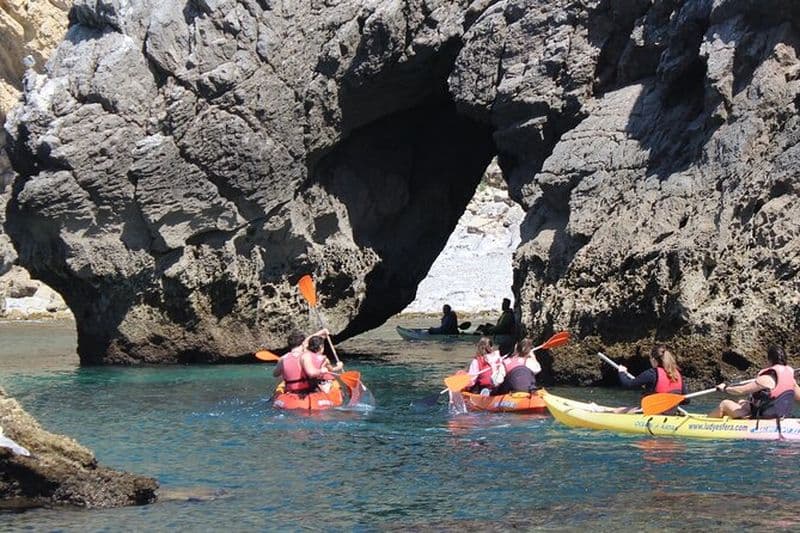 Excursion en kayak de Sesimbra à la plage de Ribeira do Cavalo, en passant par les grottes