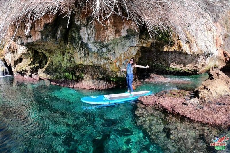 Itinéraire de paddle surf à travers les falaises de Nerja et la cascade de Maro
