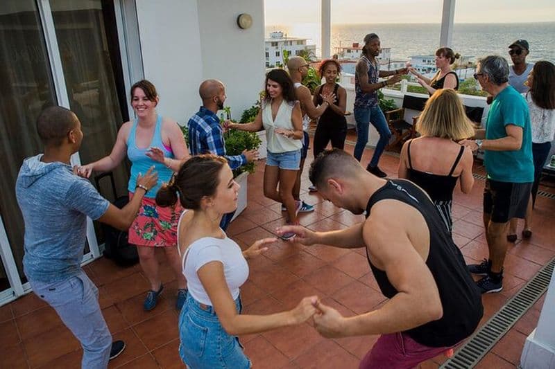 Cours nocturnes de danse salsa et concert en direct