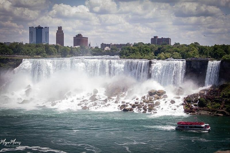 Excursion d'une journée aux chutes du Niagara en avion incluant le spectacle saisonnier Maid of the Mist