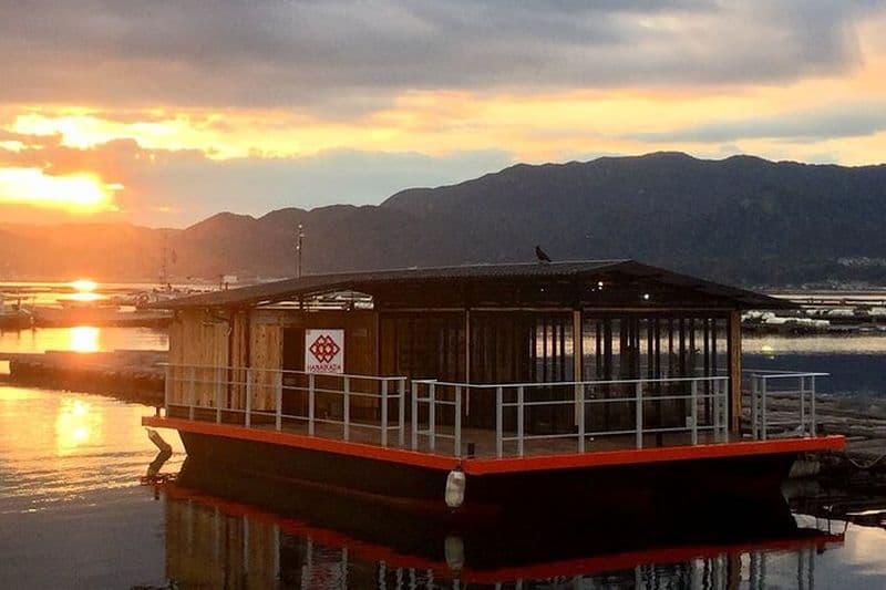 Dîner-croisière sur HANAIKADA (bateau de type radeau) avec vue panoramique sur Miyajima