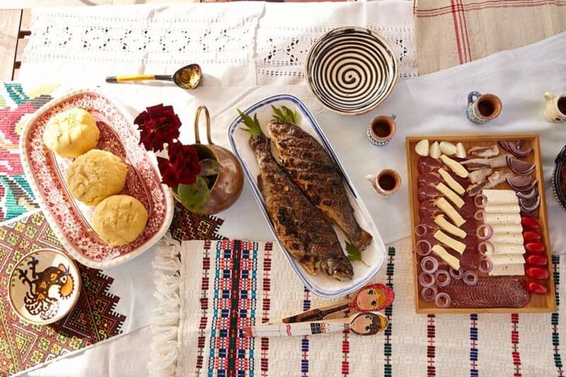 Château de Peles et expérience authentique d'un village roumain - excursion d'une journée