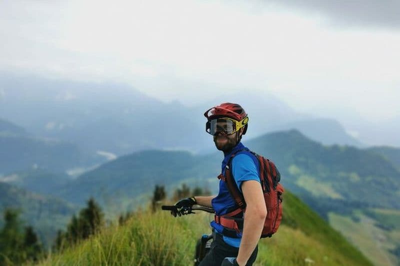 Explorez la beauté des Alpes carniques à vélo