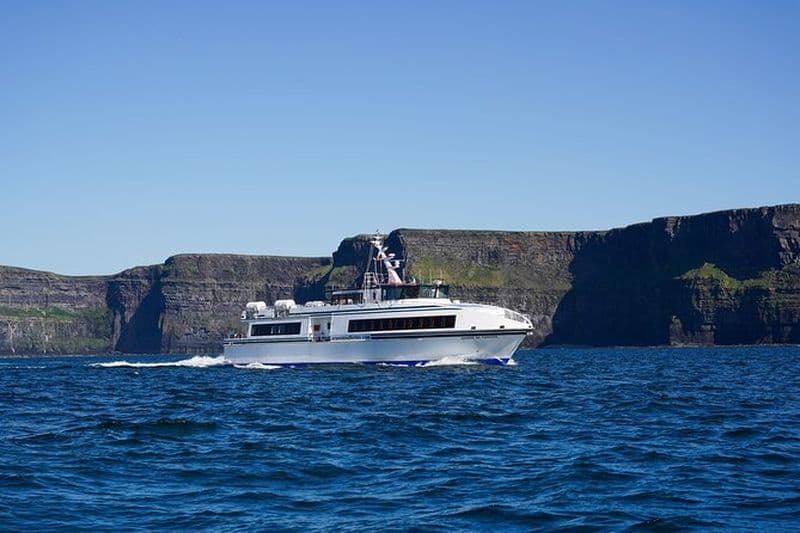 Croisière d'une journée aux îles d'Aran et aux falaises de Moher au départ des quais de la ville de Galway