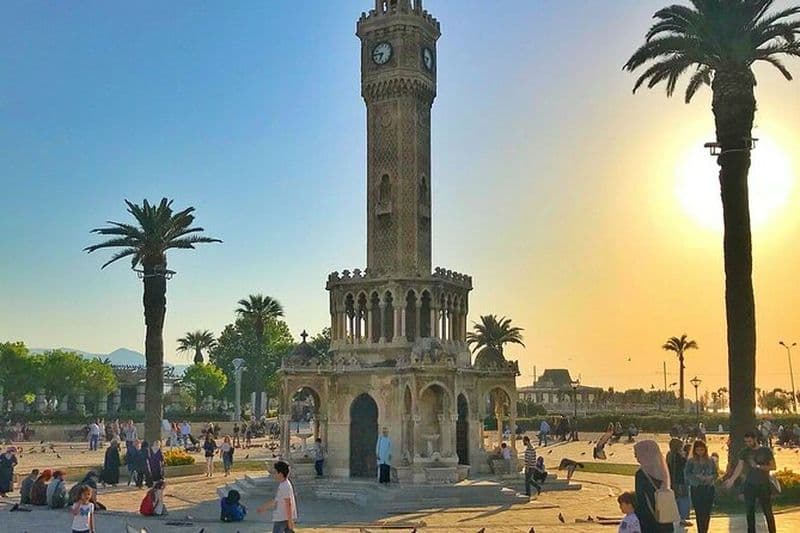 Visite de la ville d'Izmir avec la place de la République de Kordonboyu, la place Konak, la tour de l'horloge, le bazar de Kemeralti et Karsiyaka
