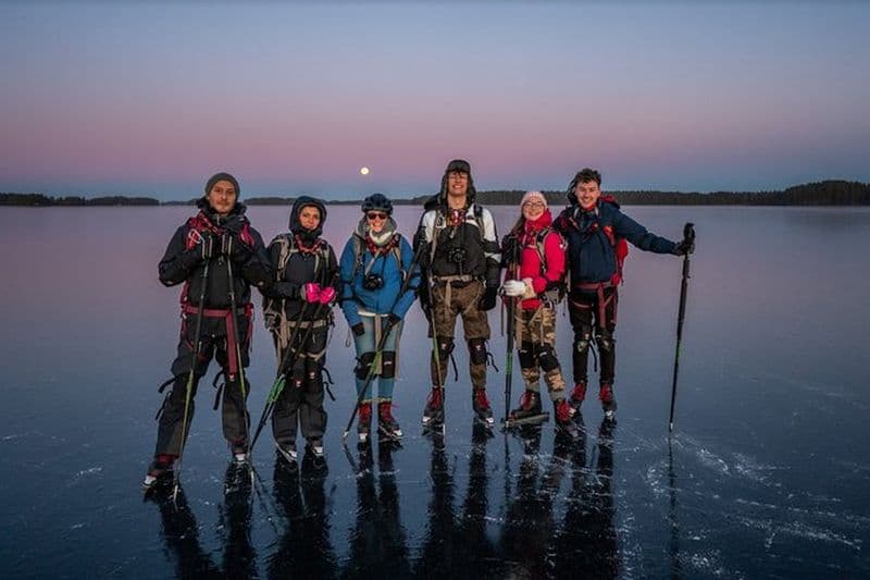 Randonnée en patin à glace sur les lacs gelés aux alentours de Stockholm