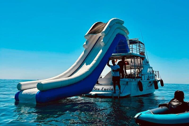 Excursion en bateau privé avec toboggan aquatique, plongée avec tuba et activités