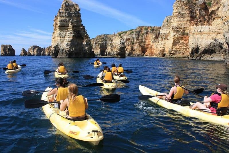 Excursion en kayak à Lagos pour visiter les grottes.