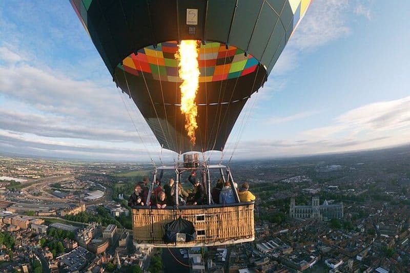Vol en montgolfière au lever du soleil au-dessus de York
