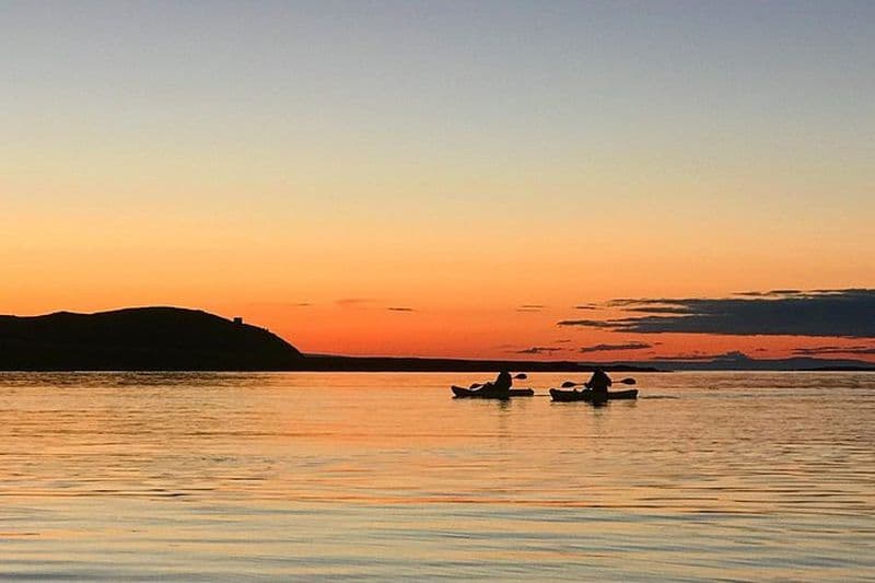 Aventure de kayak au soleil de minuit par le mont. Kirkjufell
