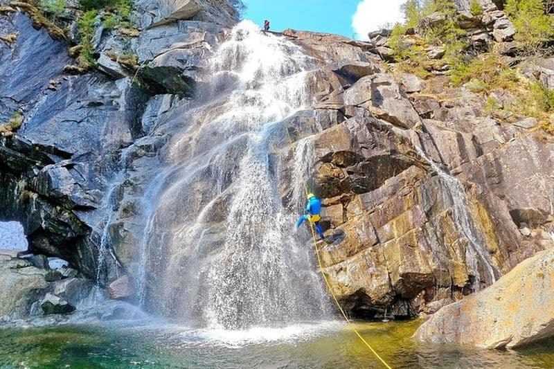 Canyoning extrême avec rappel de cascade près de Geilo en Norvège