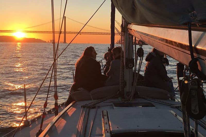 Excursion à la voile au coucher du soleil à Lisbonne avec vin blanc ou rosé et collations