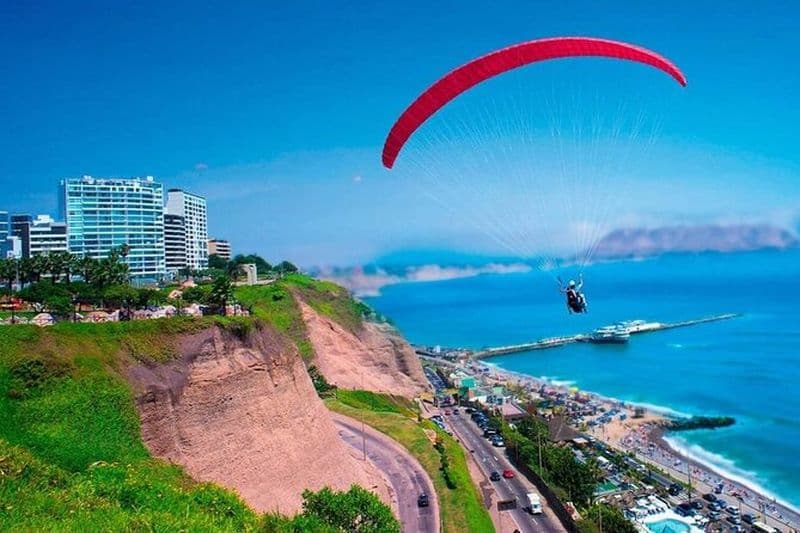 Parapente au-dessus de la côte sud de Lima