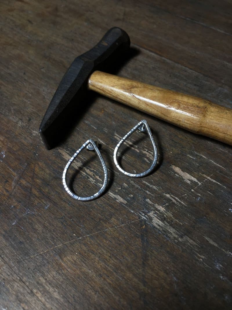 Billet Atelier - Créez votre paire de boucles d'oreilles en argent
