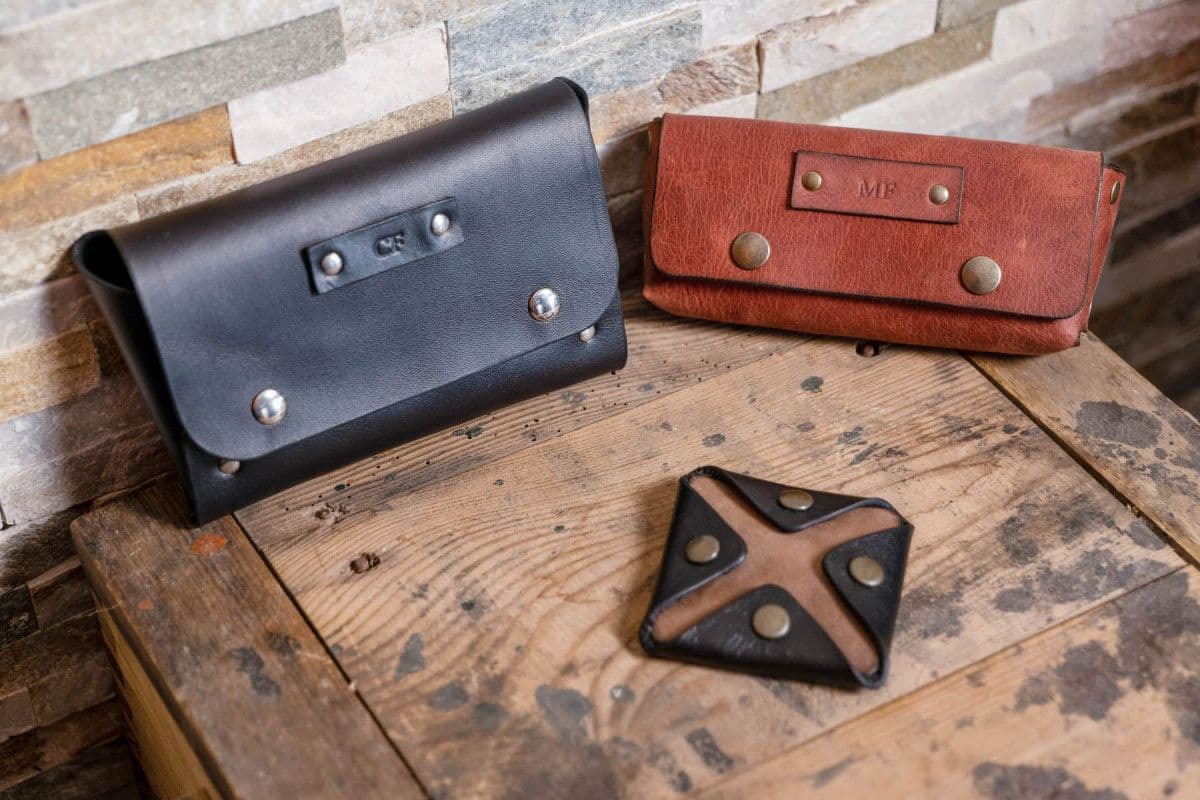 Réalisez deux indispensables en cuir